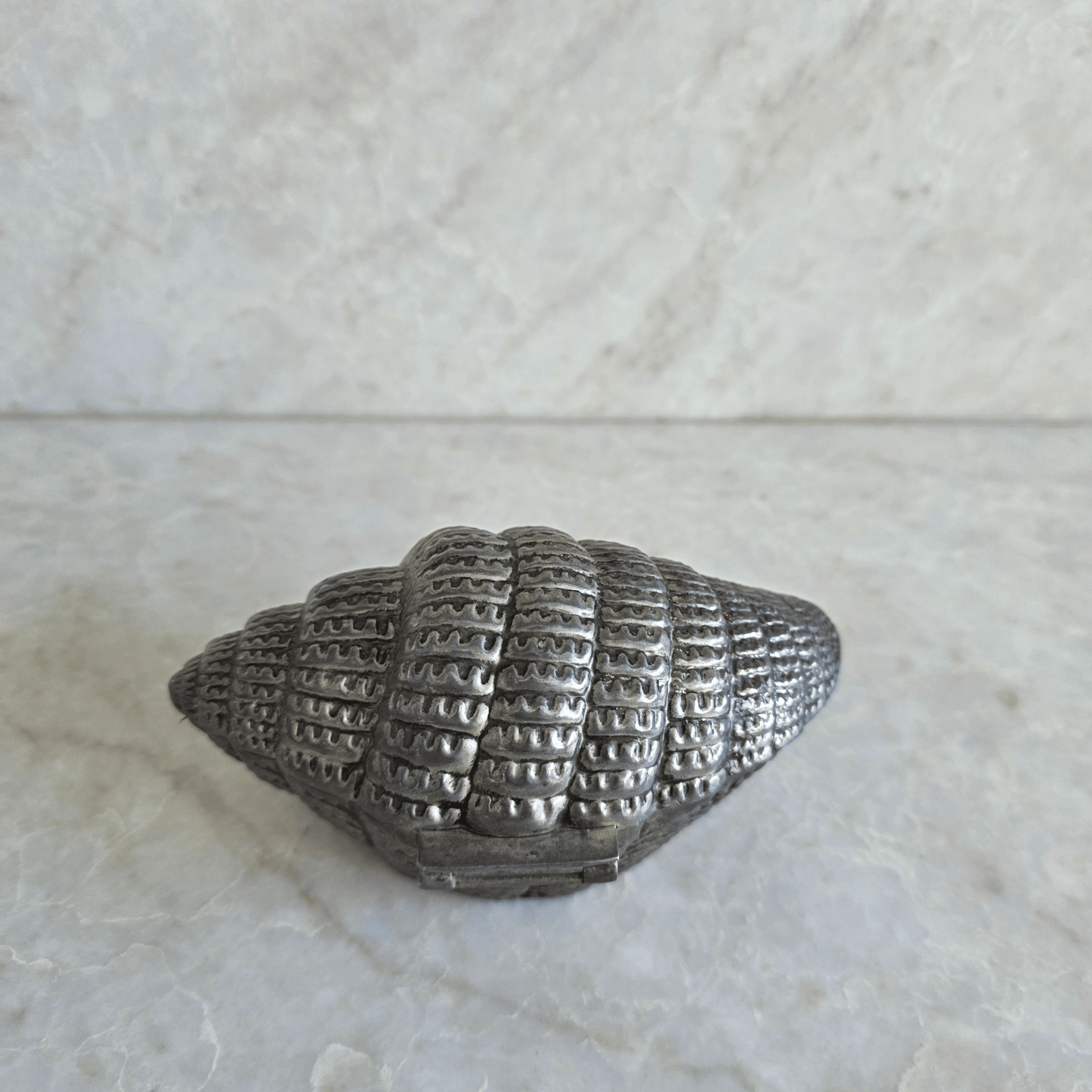 Vintage | Metal Shell Shaped Trinket Jewellery Box with Aged Patina - FAWNE